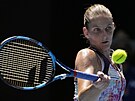 eská tenistka Karolína Plíková returnuje ve tvrtfinále Australian Open.