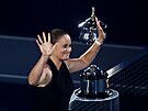 Vítzka Australian Open z roku 2022 Ashleigh Bartyová pinesla na kurt trofej...