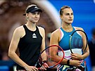 Jelena Rybakinová z Kazachstánu a Aryna Sabalenková z Bloruska ped finálovým...