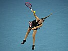 Kazaka Jelena Rybakinová servíruje bhem finále enské dvouhry na Australian...