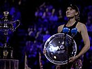 Jelena Rybakinová s trofejí pro poraenou finalistku enské dvouhry na...
