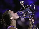 Aryna Sabalenková líbá trofej pro vítzku enské dvouhry na Australian Open.