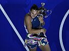 Aryna Sabalenková objímá trofej pro vítzku Australian Open.