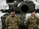 Dántí vojáci stojí vedle tanku Leopard 2 ve vojenském táboe Tapa v Estonsku....