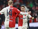 Slávistický záložník Matěj Jurásek se raduje ze svého gólu s Mickem van Burenem...