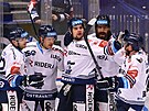 Hokejisté Vítkovic se radují z pesilovkového gólu Marka Kaluse (uprosted)....