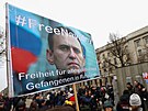 Lidé v Berlín se úastní demonstrace poadující proputní Alexeje Navalného....