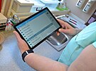 Zdravotnci ve Valaskm Mezi vyuvaj pi prci modern tablety s...