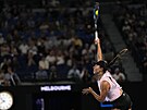 Amerianka Jessica Pegulaová servíruje ve tvrtfinále Australian Open.