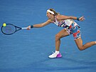Viktoria Azarenková se natahuje po balonku bhem semifinále Australian Open.
