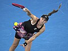 Kazaka Jelena Rybakinová servíruje v semifinále Australian Open.