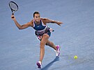 Bloruska Aryna Sabalenková se napahuje k úderu v semifinále Australian Open.