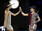 úko Aojamaová (vpravo) a Ena ibaharaová ve ffinále Australian Open.