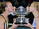 Barbora Krejíková a Kateina Siniaková s trofejí pro vítzky Australian Open.