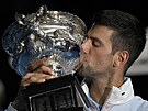 Novak Djokovi s trofejí pro vítze Australian Open, svou desátou.