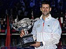 Novak Djokovi s trofejí pro vítze Australian Open, svou desátou.