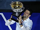 Novak Djokovi s trofejí pro vítze Australian Open, svou desátou.