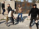 Palestinci házejí kameny na izraelskou armádu, která zasahuje v Denínu na...