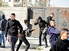 Palestinci házejí kameny na izraelskou armádu, která zasahuje v Denínu na...