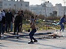 Palestinci hází kameny na izraelskou armádu, která pedtím v uprchlickém táboe...