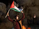Palestinec v Gaze protestuje proti izraelské armád, která pedtím v...
