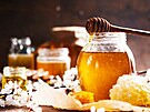 Kvtový med vzniká ze sladkého nektaru rostlin kvetoucích peván na jae.