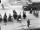 Nacisté odvádí na snímku z roku 1943 idy na místo, odkud je transporty...