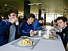 V menz�ch Vysok�ho u�en� technick�ho si studenti nepochutnaj� jako v...