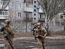 Ukrajintí vojáci se snaí bránit Bachmut