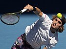ecký tenista Stefanos Tsitsipas smeuje v semifinále Australian Open.