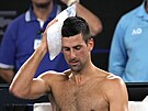 Novak Djokovi se ochlazuje bhem semifinálového utkání na Australian Open.