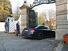 Andrej Babi pijel do zámku v Lánech na schzku s prezidentem Miloem Zemanem....