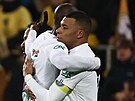 Kylian Mbappe (vpravo) z PSG se raduje z gólu se spoluhráem Danilem Pereirou.