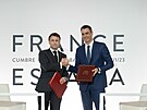 Francouzský prezident Emmanuel Macron a panlský premiér Pedro Sánchez v...