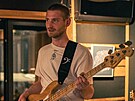 Baskytarista Peter Bartoník ze skupiny IMT Smile podlehl ve 27 letech váné...