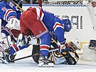 David Pastrák z Boston Bruins leí na led po zákroku Ryana Lindgrena z New...