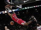Derrick Jones Jr  z Chicago Bulls smeuje v paíském zápase NBA.