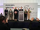 Andrej Babi se svou manelkou Monikou a kolegy z hnutí ANO pi tiskové...