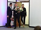 Andrej Babi se svou manelkou Monikou pichází na tiskovou konferenci k...