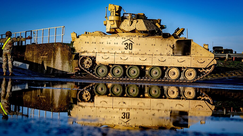 Americké bojové vozidlo Bradley v nizozemském pístavu  Vlissingen (11. ledna...