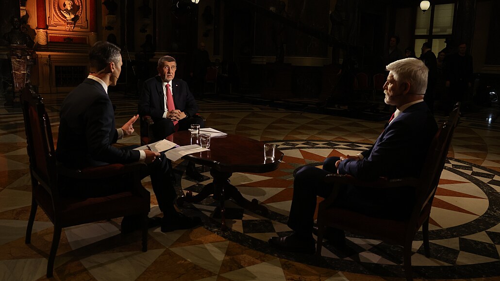 Andrej Babi a moderátor Martin ezníek ped televizní debatou (22. ledna 2023)