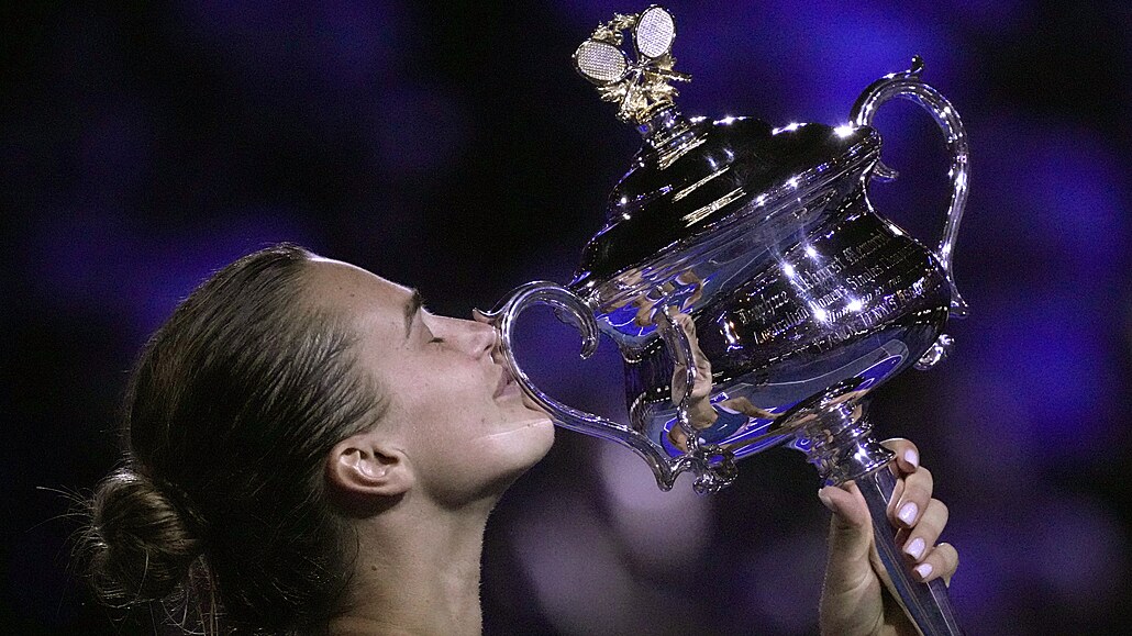 Aryna Sabalenková líbá trofej pro vítězku ženské dvouhry na Australian Open.