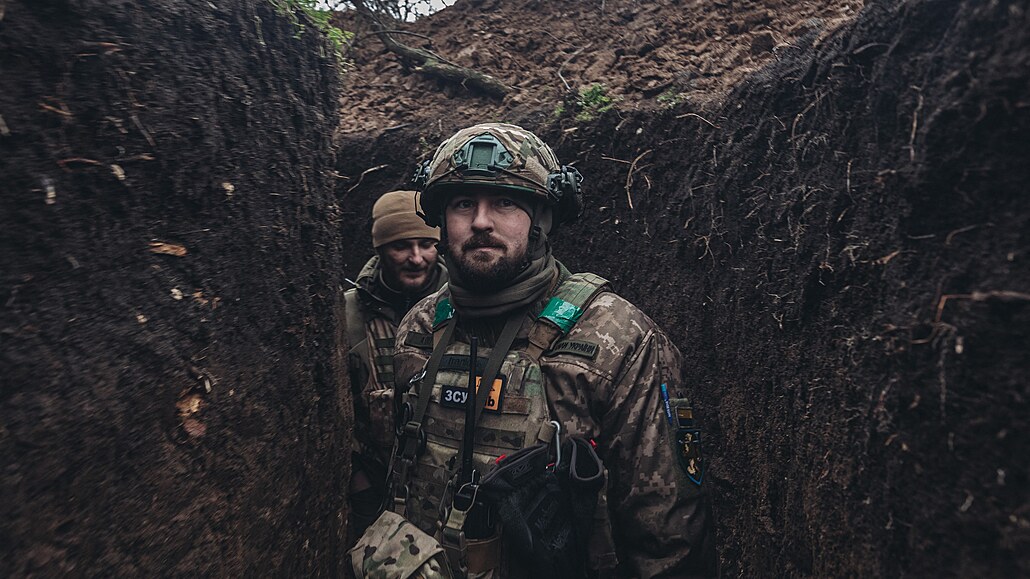 Ukrajintí vojáci v zákopu na frontové linii u msta v Doncké oblasti (5....