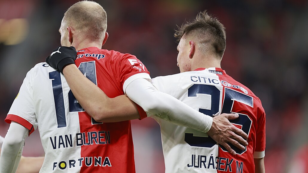 Slávisté Mick van Buren a Mat�j Jurásek slaví vst�elený gól.