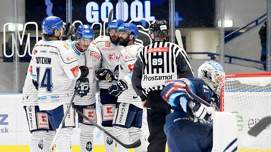 Hokejisté Kladna se radují z branky na 2:0 proti Liberci.