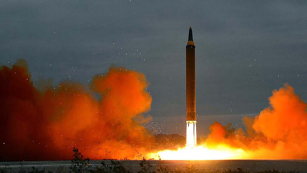 Severní Korea loni otestovala rekordní mnoství raket. Na snímku start...