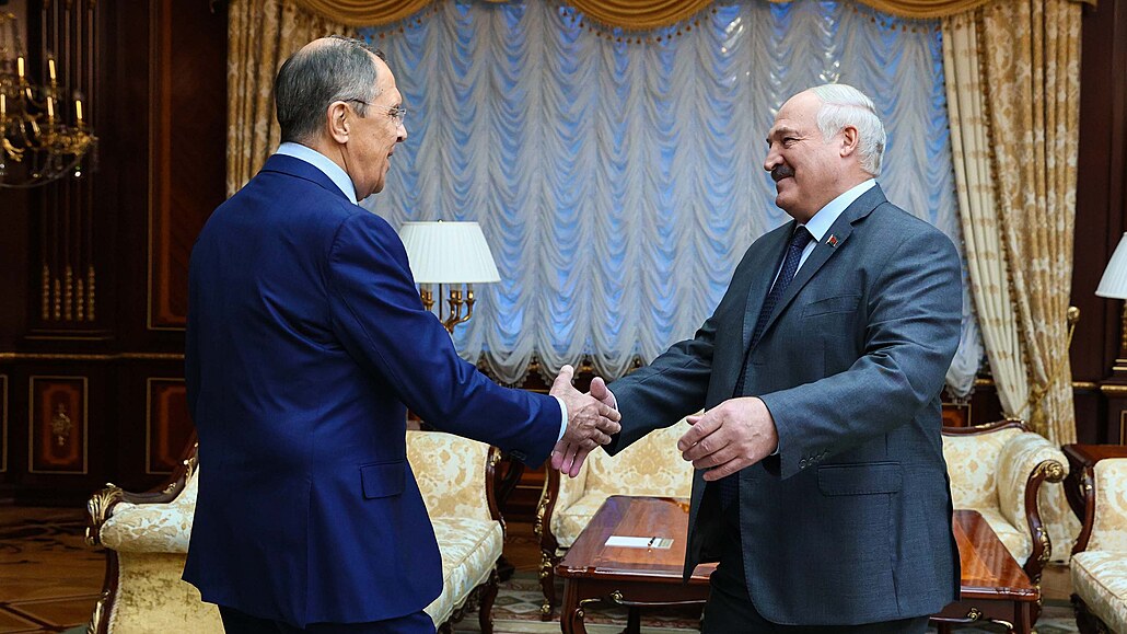 Ruský ministr zahraničí Sergej Lavrov (vpravo) při setkání s běloruským...