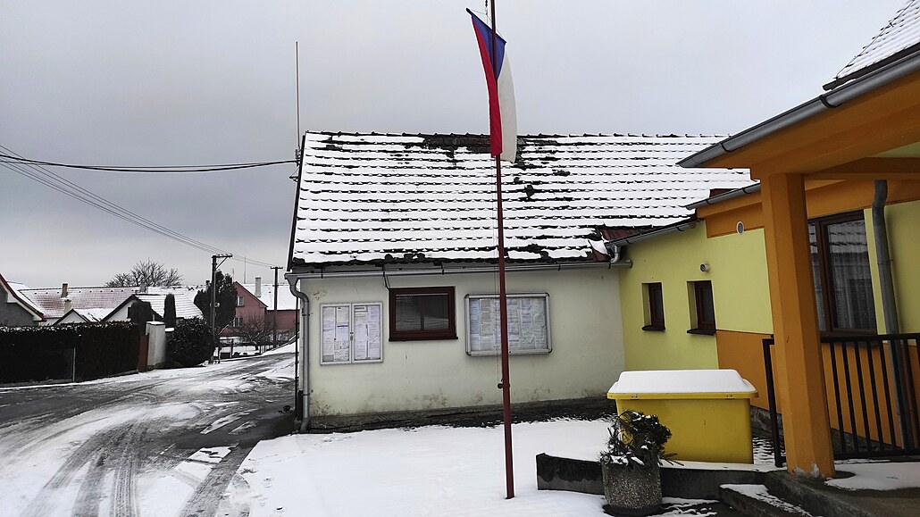 Ve Zbikách si místní narazí sud piva, hned co odvolí. Jdou hromadn, volí...