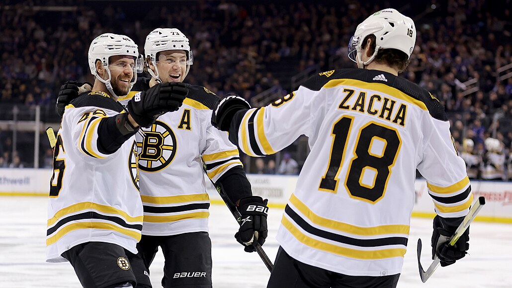 David Krej�í, Charlie McAvoy a Pavel Zacha (zleva) oslavují gól Boston Bruins.