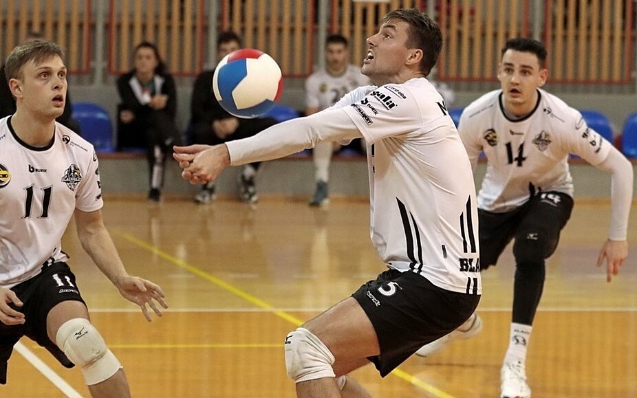 Volejbalisté Tomá� Mí�ek, Jakub Moty�ka a Marek Perry (zleva) v dresech Beskyd